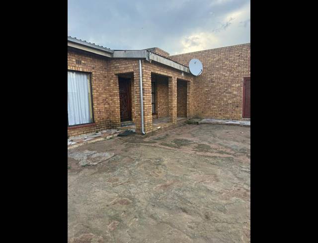 5 BEDROOM HOUSE FOR SALE IN LANGAVILLE